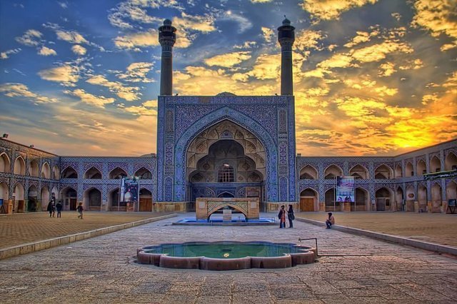 کاشی‌کاری‌های مسجد جامع عباسی اصفهان در وضعیت اورژانسی