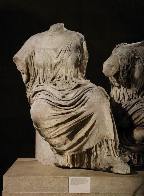 مجسمه های رودین و پارتنون یونان در یک مجموعه