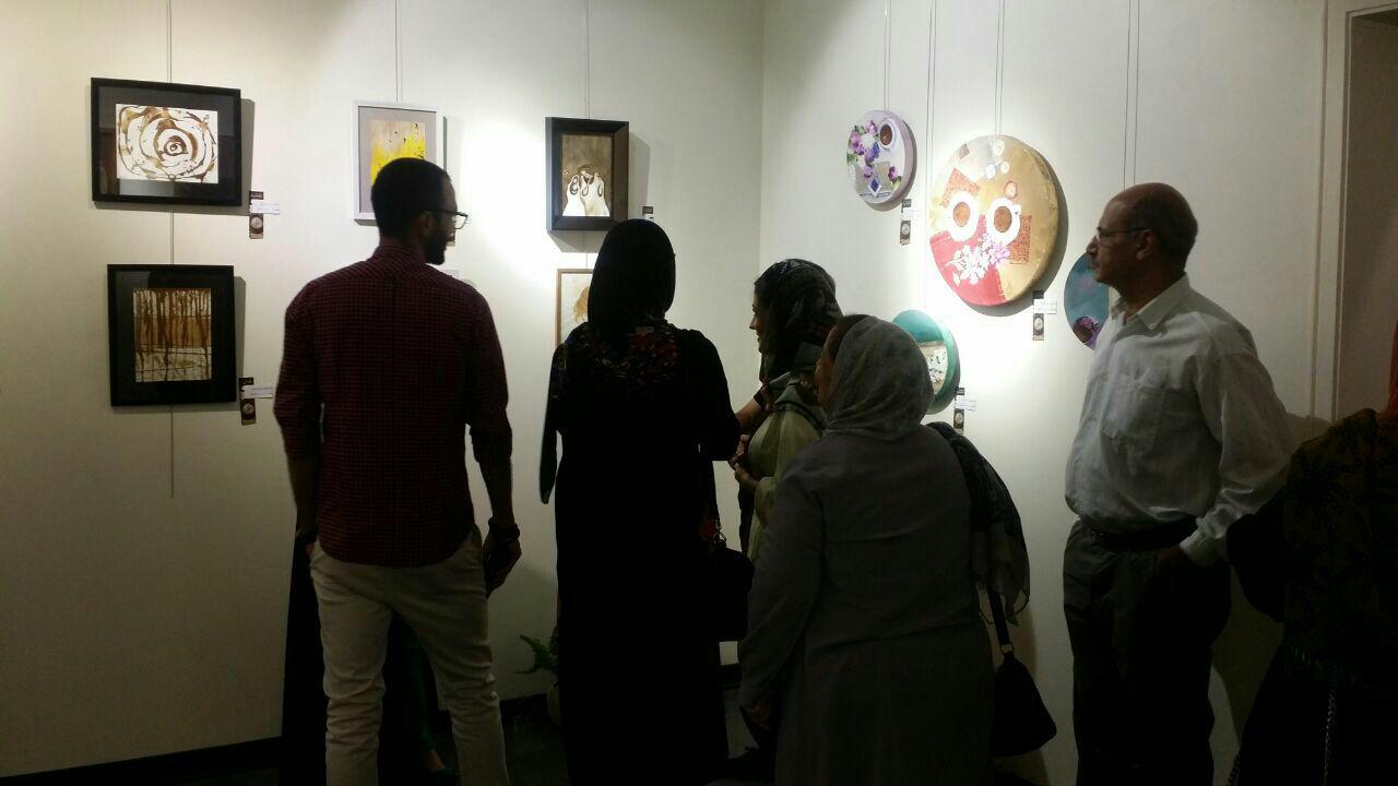 روایت رضا شاه حسینی از برگزاری نمایشگاه "راز قهوه" در گالری قاف / گزارش تصویری