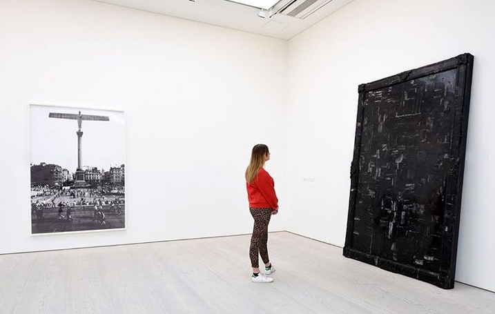 نمایشگاه «آینه سیاه» با حضور ۱۷۰ اثر معاصر در گالری ساعتچی لندن