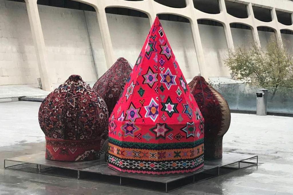 نمایش فرش هایی با ترکیب معماری در موزه فرش