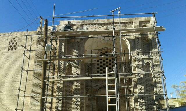 مرمت سر در ضلع شرقی مسجد جامع زواره اصفهان آغاز شد