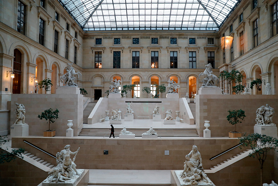 Frances Louvre and Palace of Versailles shut by coronavirus