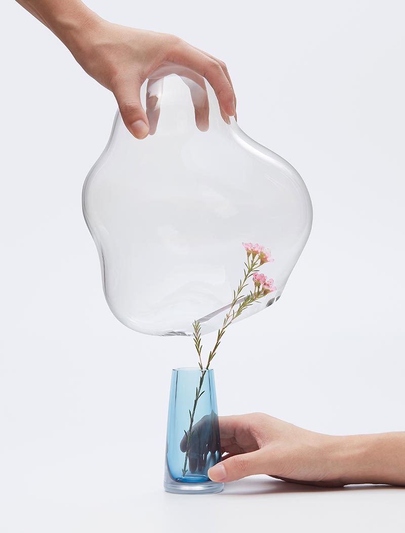 گلدان هایی که برای زندگی گیاه در حباب طراحی شده اند