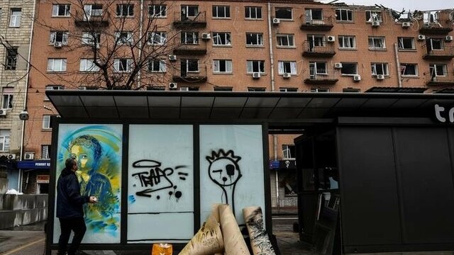 هنرمند فرانسوی روی خرابه‌های اوکراین نقاشی می‌کند