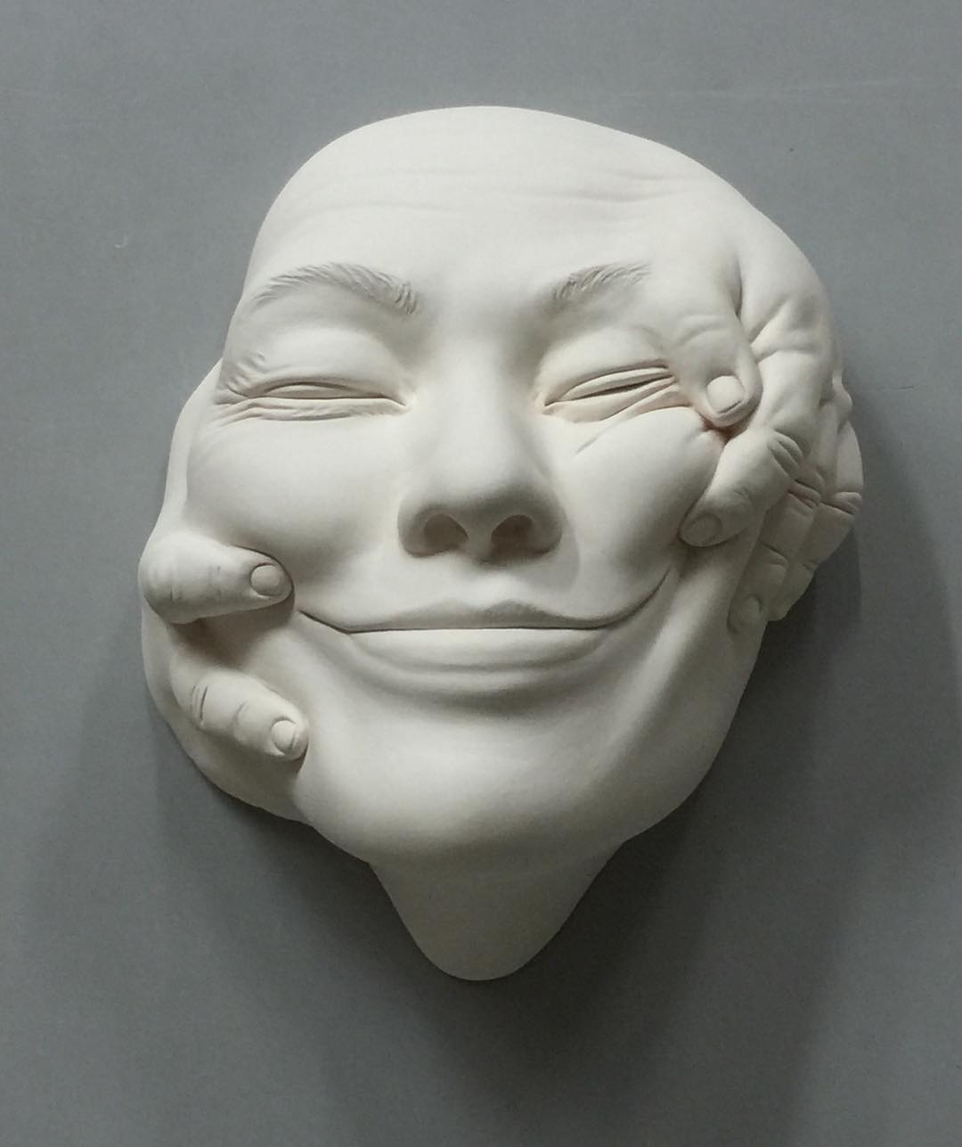 Spectacular ceramic sculptures of the human faces by Johnson Tsangs