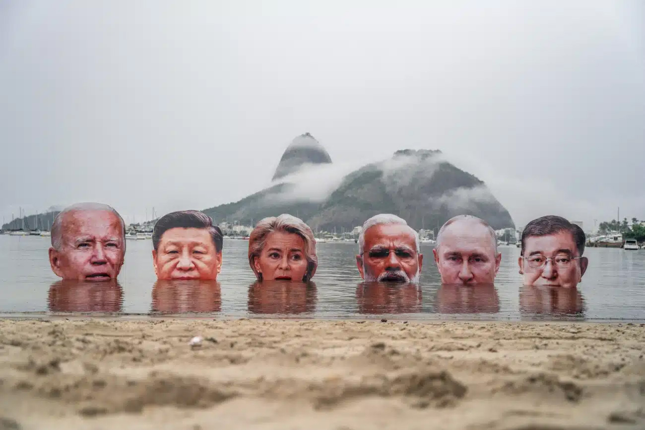 Indigenous Group Submerges Large-Scale Images of G20 Leaders` Heads in Climate Protest