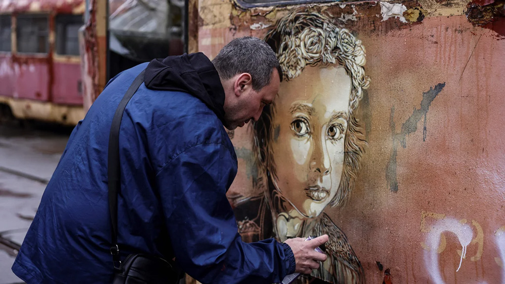 French street artist C215`s heart "belongs to the Ukrainian people"