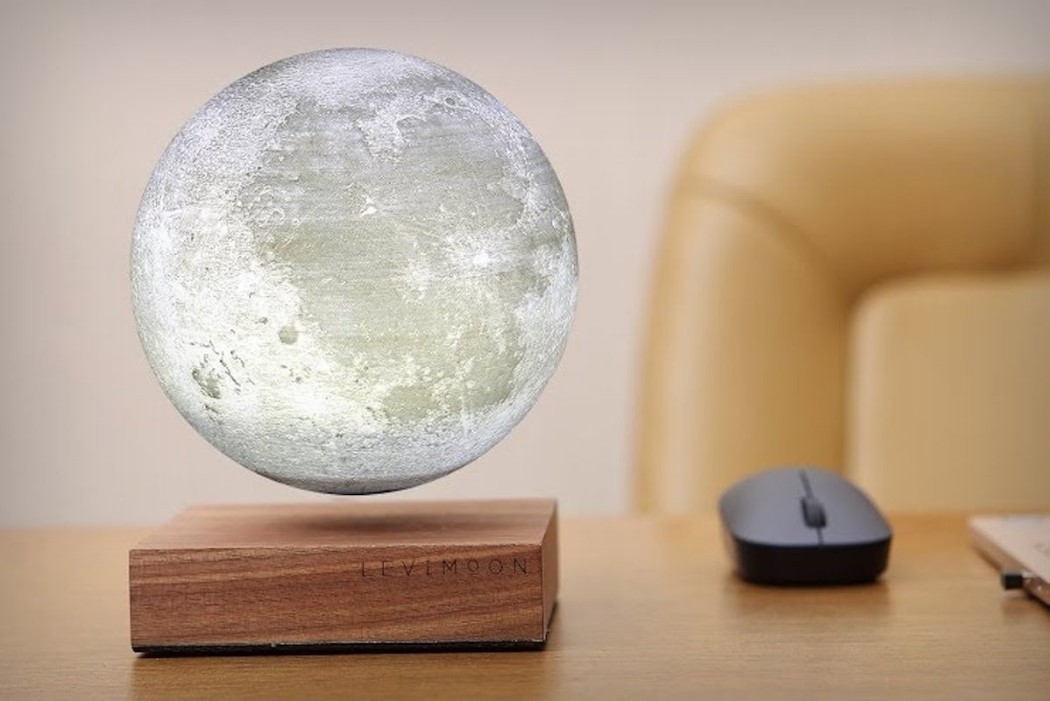 پرینت سه بعدی کره ماه به مثابه چراغ مطالعه