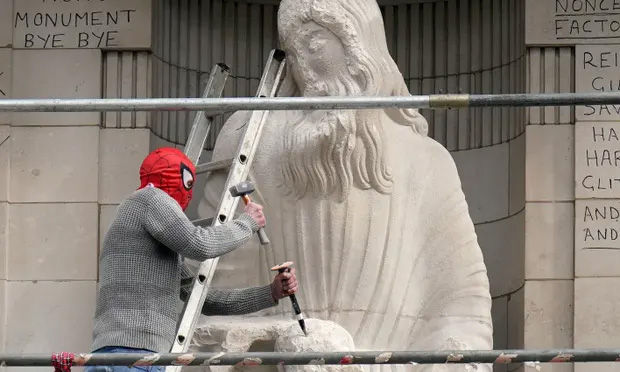 حمله به مجسمه ای در مرکز BBC