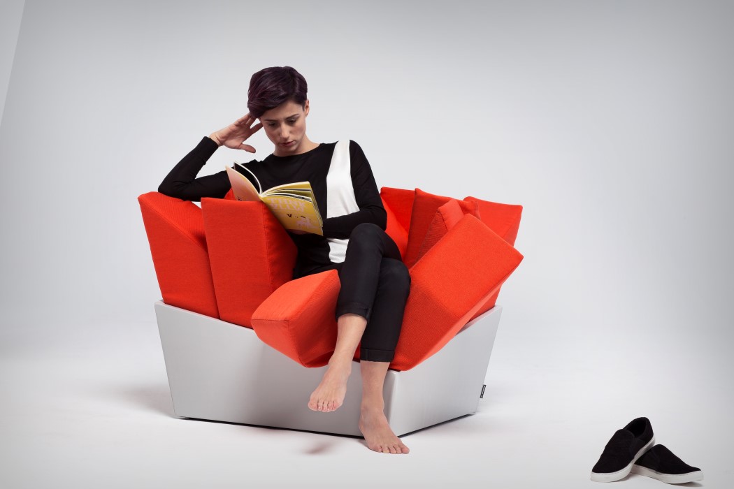طراحی خلاقانه صندلی با بالشتک هایی قرمز