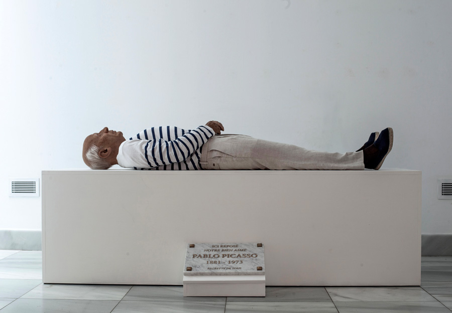 Sculpture of Picasso`s Corpse Draws Crowds at Madrid`s Top Contemporary Art Fair