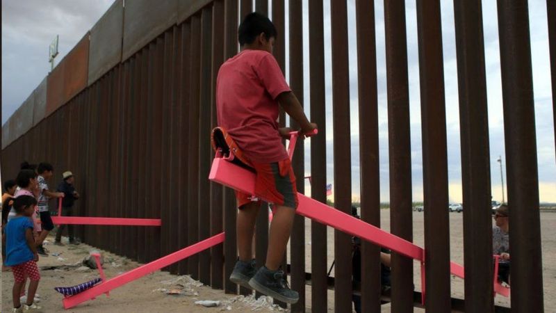 "الاکلنگ‌های صورتی" بین دیوار مرزی آمریکا و مکزیک؛ برنده جایزه طراحی سال ۲۰۲۰
