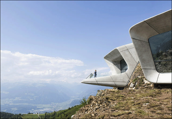 معماری زمینه‌گرا و موزه‌ای در قله کوه / پروژه‌های این روزهای معماران شاخص جهان