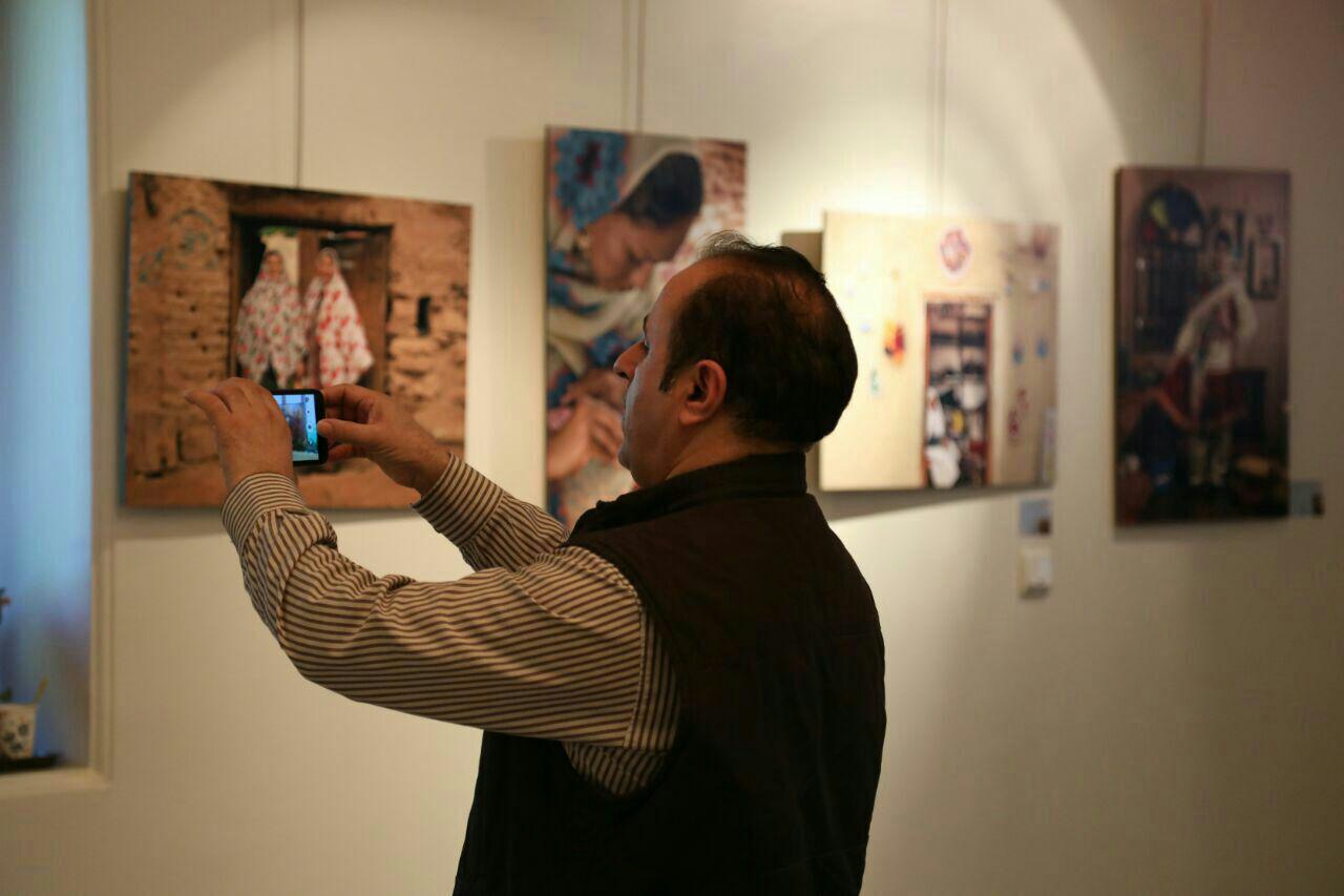 با رونمایی از نقاشی ها و عکس های بیش از صد هنرمند ایرانی؛