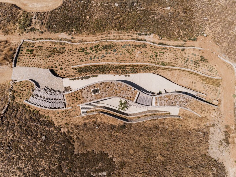خانه تابستانی سنگی پیچ و خم دار در دل جزیره Serifos در یونان