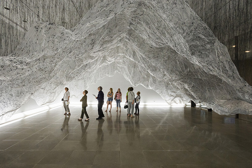 هنرمند ژاپنی یاساواکی اونیشی در حال شکل دادن به محیط نامرئی